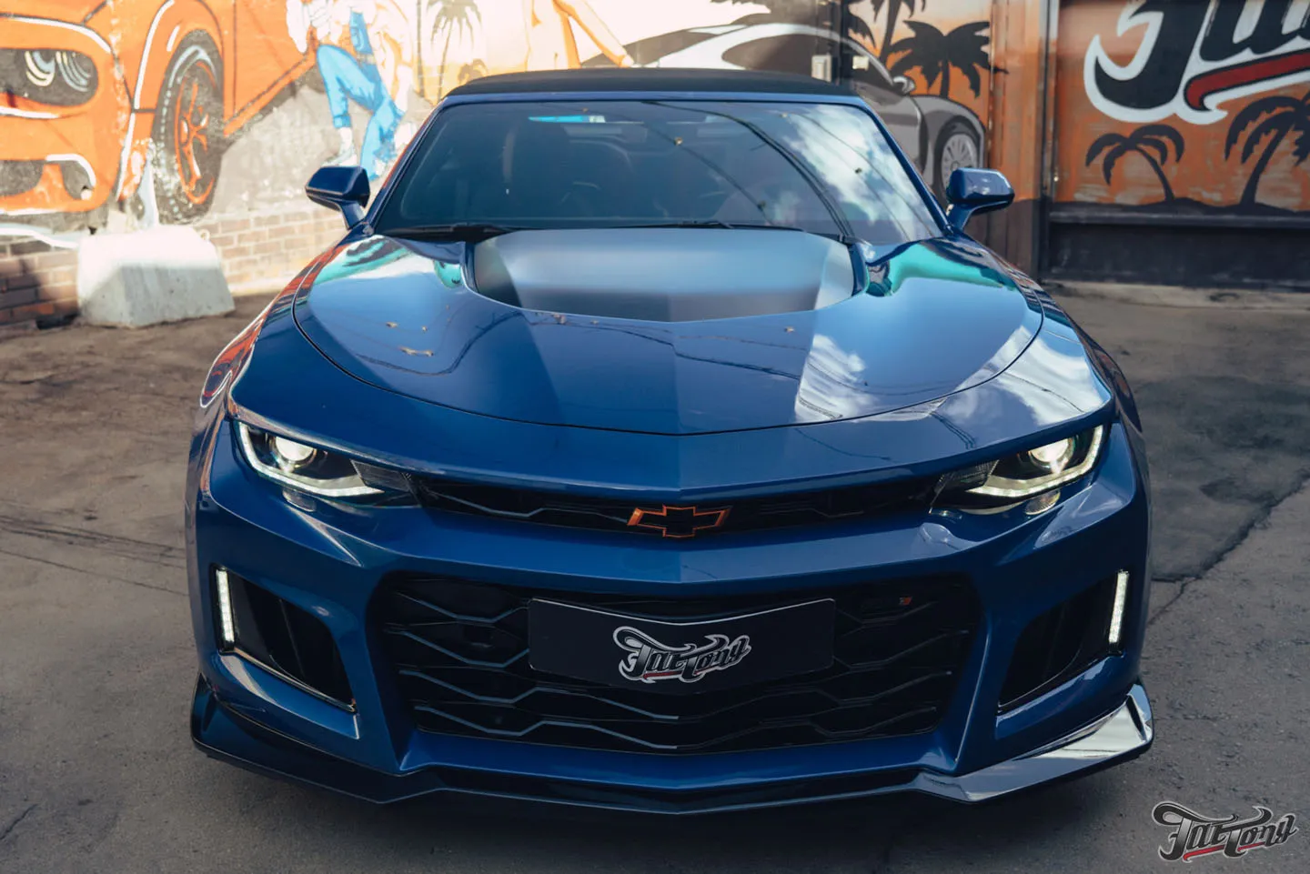 Доработали новый Chevrolet Camaro ZL1: перекрасили бампера, заламинировали карбоном спойлер, оклеили авто полиуретаном, окрасили суппорта и шильдики